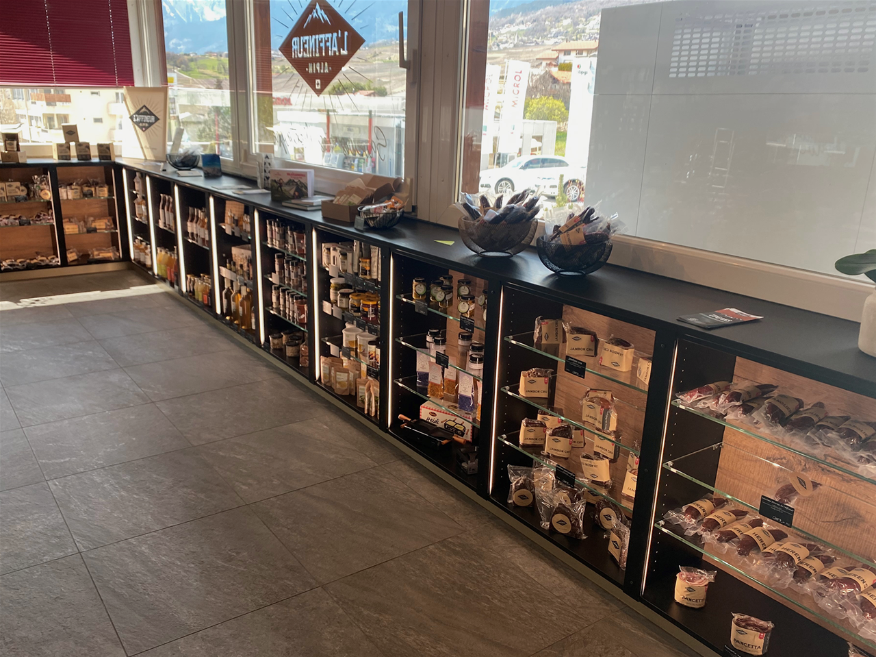 Meubles de présentation pour une épicerie à Champlan, Suisse