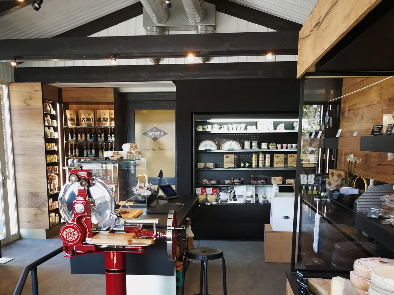 Meubles de présentation pour une épicerie à Champlan, Suisse
